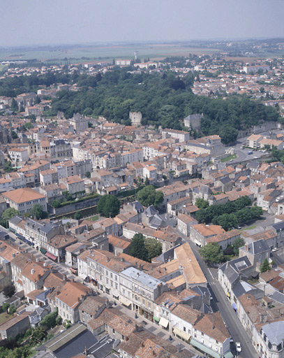 Vue aérienne prise du sud-est montrant la partie ouest des Loges, une partie de la cité et le parc Baron.