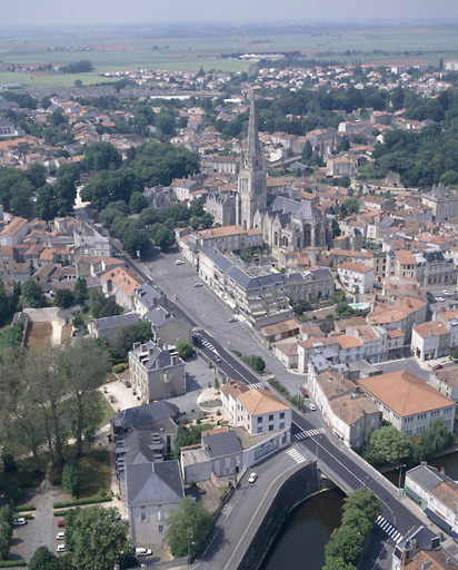 Vue aérienne de Notre-Dame et des alentours.