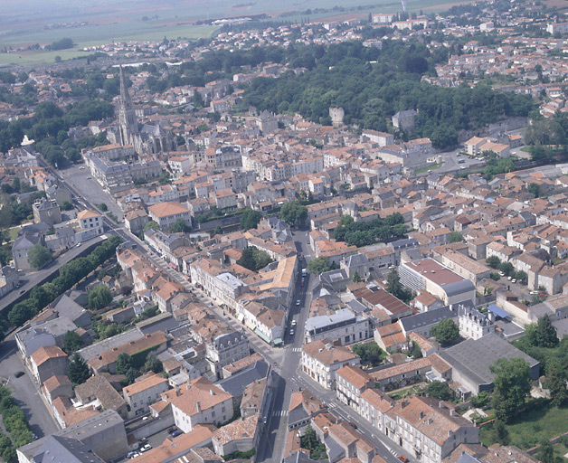 Vue aérienne de la rue de la République, prise en direction de la place Viète.