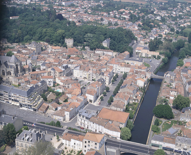 Vue aérienne prise du sud-est, montrant la cité et la Vendée.