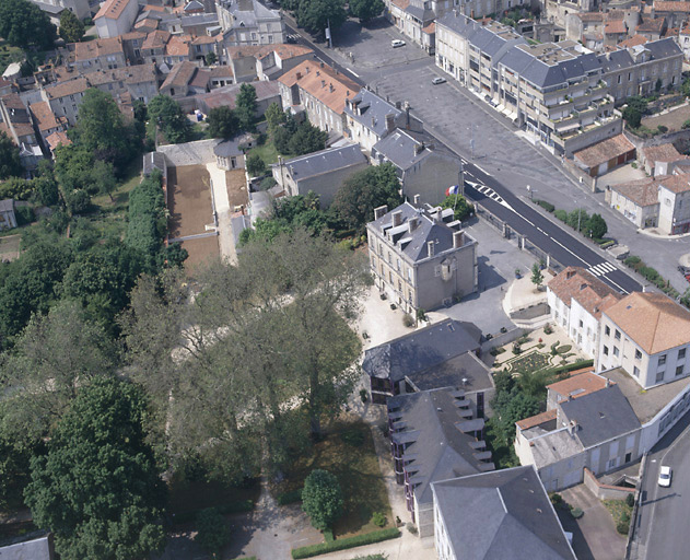 Vue aérienne de l'hôtel de ville et de ses environs proches.