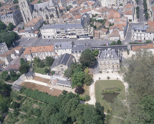 Vue aérienne de l'hôtel de ville et de ses environs proches.