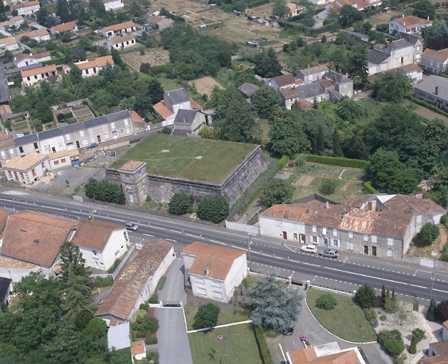 Vue aérienne du château d'eau 54, rue Tiraqueau.
