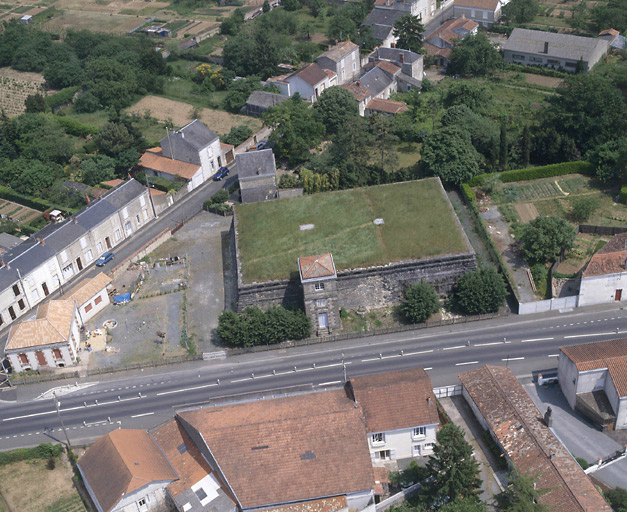 Vue aérienne du château d'eau 54, rue Tiraqueau.