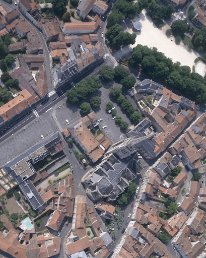 Vue aérienne prise au-dessus de Notre-Dame.