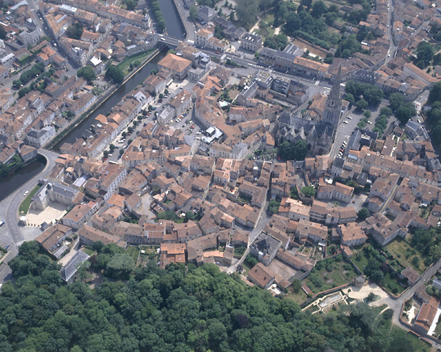 Vue aérienne de la cité, prise du nord.