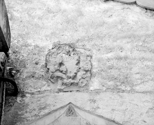 Cartouche avec date 1587 provenant de la partie détruite du moulin, remployé dans le mur d'une maison de Charzais.