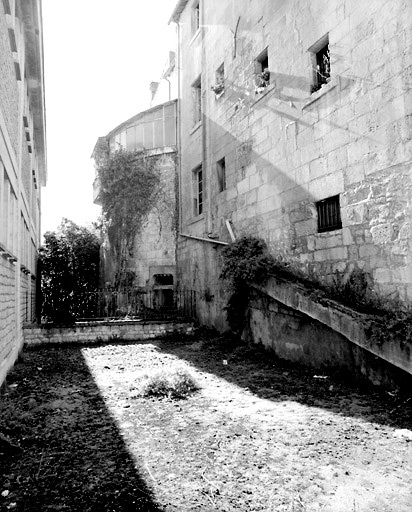 Tour d'enceinte près du Pont-Neuf : partie visible de la cour du Crédit Lyonnais. Vue prise de l'ouest.