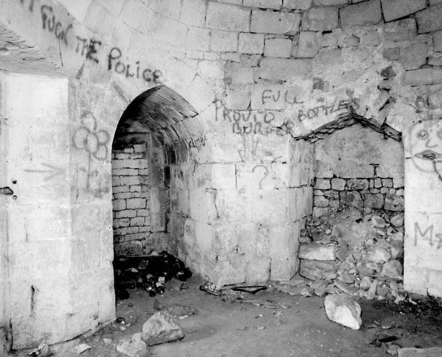 Tour d'enceinte près du Pont-Neuf : vue intérieure du niveau inférieur; à droite, l'entrée de la tour.