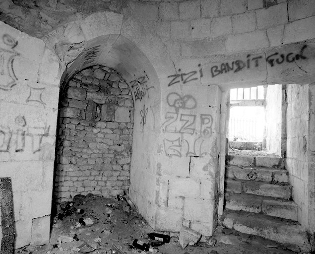 Tour d'enceinte près du Pont-Neuf : vue intérieure du niveau inférieur; à droite, l'entrée de la tour.