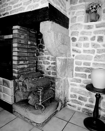 Piédroit de droite de la cheminée.