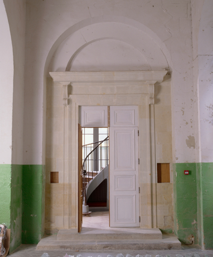 Une des portes d'accès à la salle de spectacle, sous la halle.