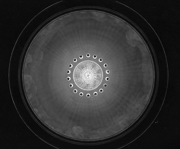 Vue inférieure du lustre et de la coupole.