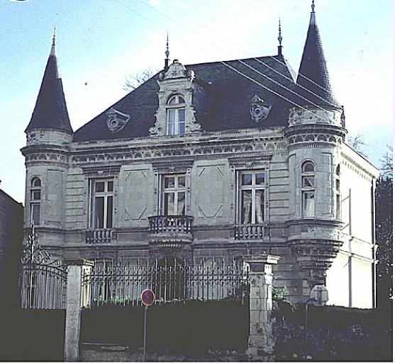 Vue d'ensemble sur rue.