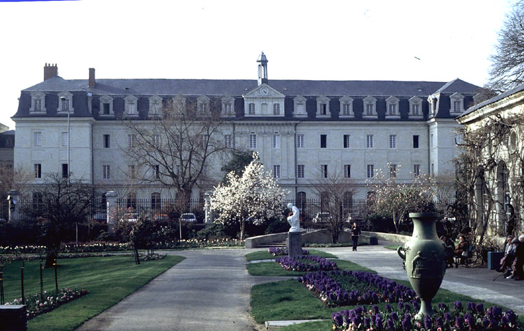 Abbaye Saint-Serge, actuellement lycée Joachim-du-Bellay