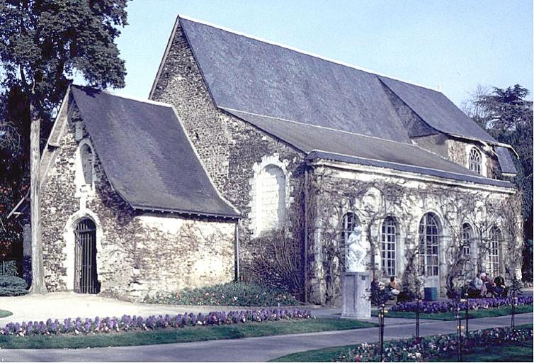 Vue d'ensemble, façade occidentale et élévation sud.