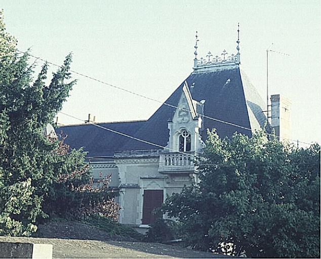 Vue partielle centrée sur le pavillon, depuis la rue.