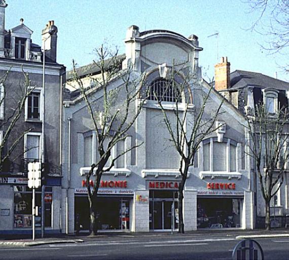 Vue d'ensemble sur rue, de face.