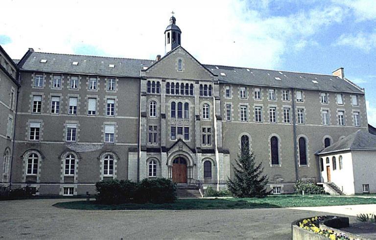 Vue d'ensemble du corps principal sur la cour d'entrée.