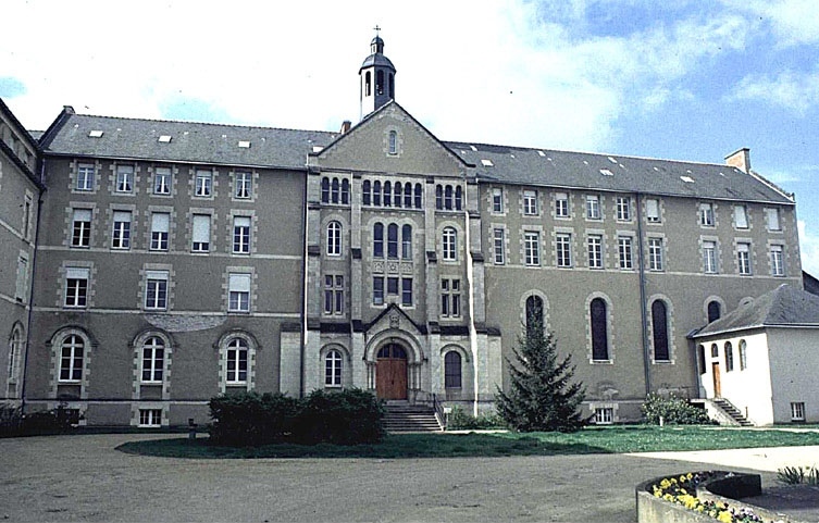 Vue d'ensemble du corps principal sur la cour d'entrée.