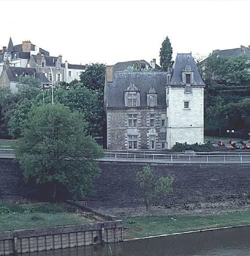 Vue d'ensemble de l'élévation antérieure depuis le pont de la Basse-Chaîne.