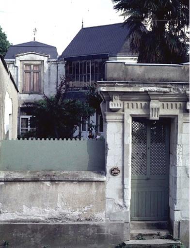 Elévation antérieure depuis la rue.