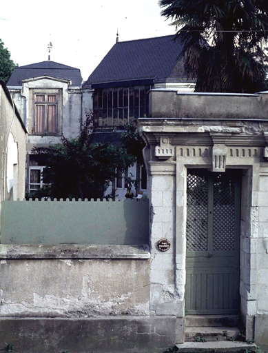 Elévation antérieure depuis la rue.