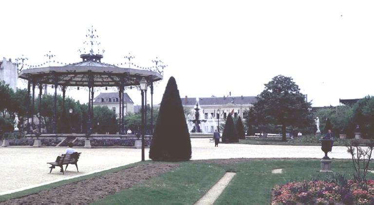 Vue partielle du jardin du Mail avec le kiosque et en arrière-plan l'hôtel de ville.