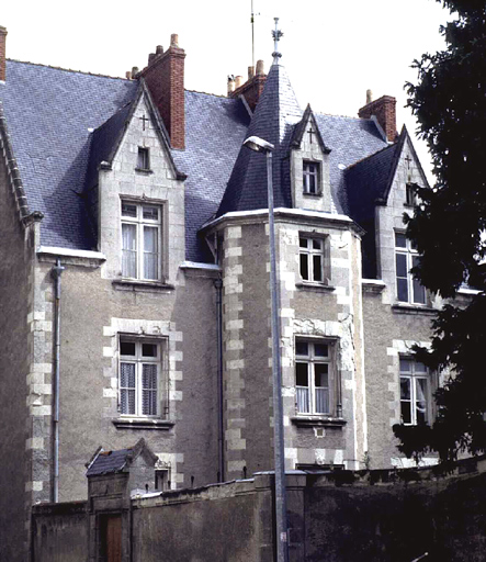 Façade sur jardin vue depuis la ruelle le long de l'église Saint-Joseph.