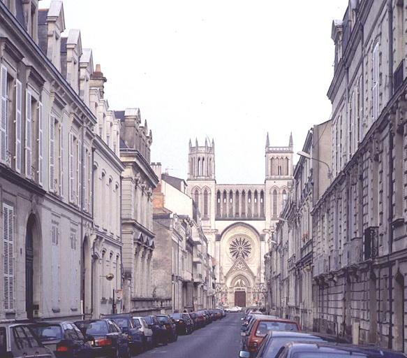 Façade occidentale, dans la perspective de la rue des Arènes.