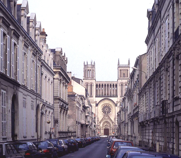 Façade occidentale, dans la perspective de la rue des Arènes.