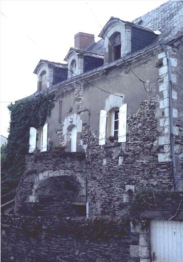 Vue d'ensemble depuis la rue.