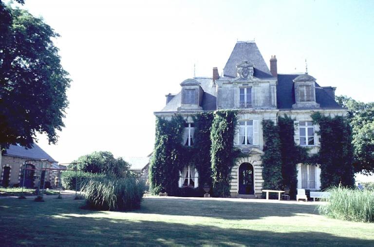 Logis : façade antérieure (sud), sur le parc.
