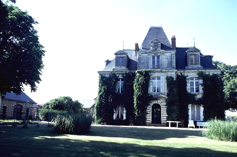 Logis : façade antérieure (sud), sur le parc.
