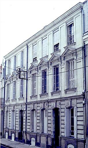 Vue d'ensemble sur rue.