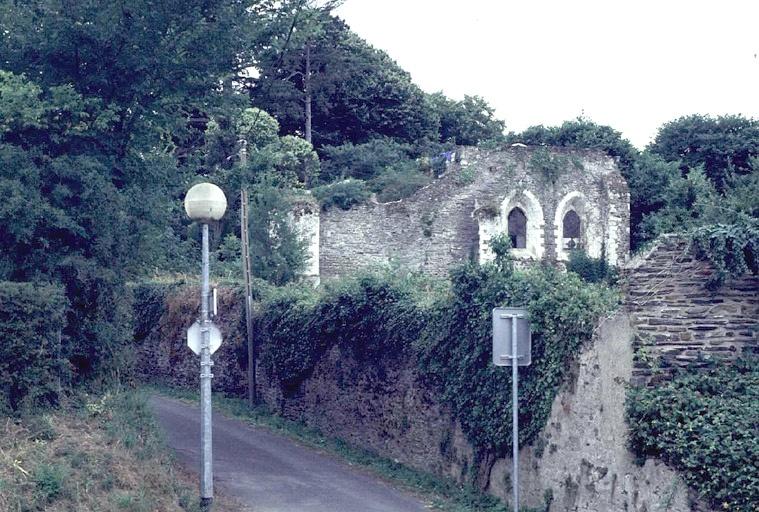 Vue de situation des ruines de l'église, depuis l'est (avenue de Grézillé).