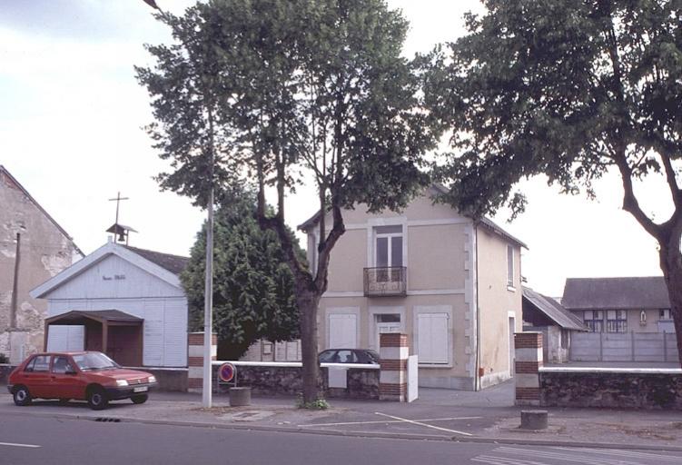 Vue d'ensemble de l'église et des constructions annexes, depuis la rue.