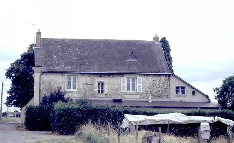 Logis : façade postérieure orientée au nord vers la vallée de la Mayenne.