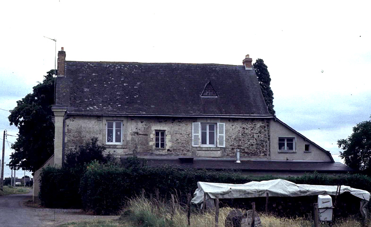 Logis : façade postérieure orientée au nord vers la vallée de la Mayenne.