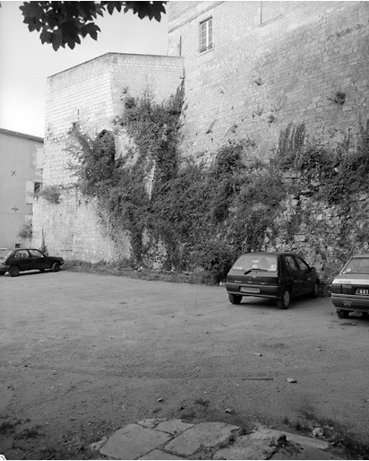 Vue prise de la cour du 6, rue Goupilleau montrant, de gauche à droite : les vestiges de la tour dite 'du donjon' (lettre B du plan Masse) et la base du bâtiment qualifié de 'ruiné' en 1720 (lettre D du plan Masse).