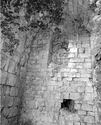 Ancienne entrée de la tour dite 'du donjon' (cf. arc brisé visible sur la fig. 02).