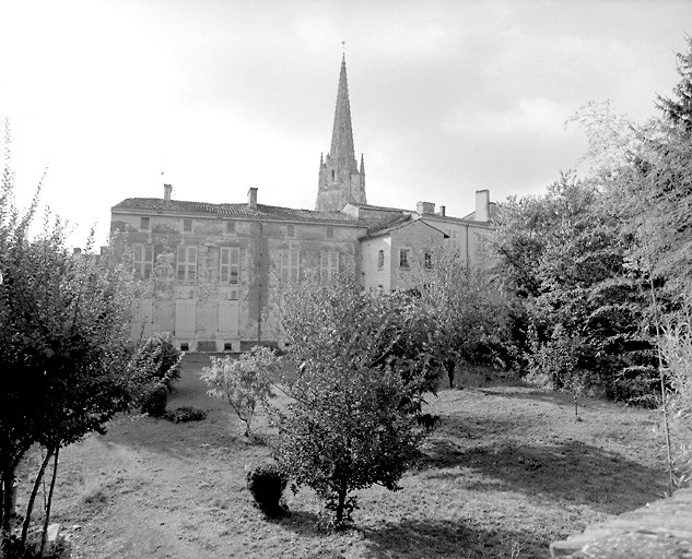 Vue d'ensemble des façades sur jardin. Photographie prise de la rue Emile-Boutin.