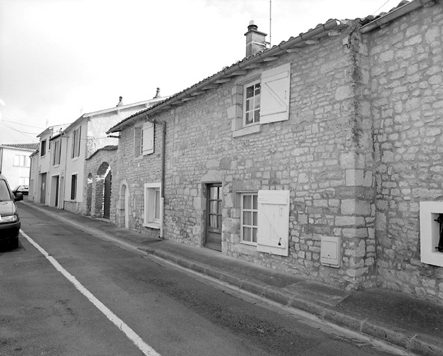 Maisons rue du Pinier. Au premier plan, le n° 30.