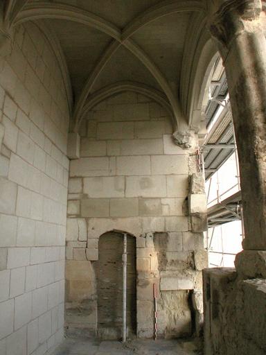 Loggia : élévation intérieure nord, lors du dégagement des arcades sur jardin, chantier de restauration, 27 nov. 2001. A gauche, mur neuf obturant l'accès au passage voûté vers la cour. En face, porte murée vers la salle voûtée.