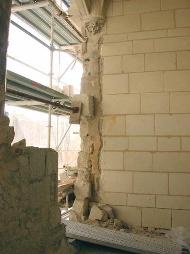 Loggia : piedroit sud de l'arcade sud sur jardin, après démolition de la maçonnerie XVIIIe, chantier de restauration, 23 déc. 2001.