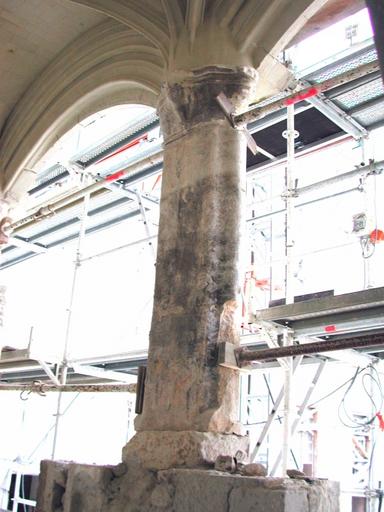 Loggia : dégagement des arcades sur jardin, chantier de restauration, déc. 2001: élévation intérieure du pilier central, vue trois-quart depuis le sud-ouest.