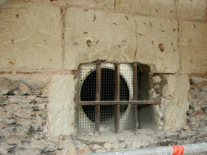 Chantier de restauration, 23 déc. 2001. Façade est sur jardin, logis B : fenêtre de soupirail sous la salle voûtée.