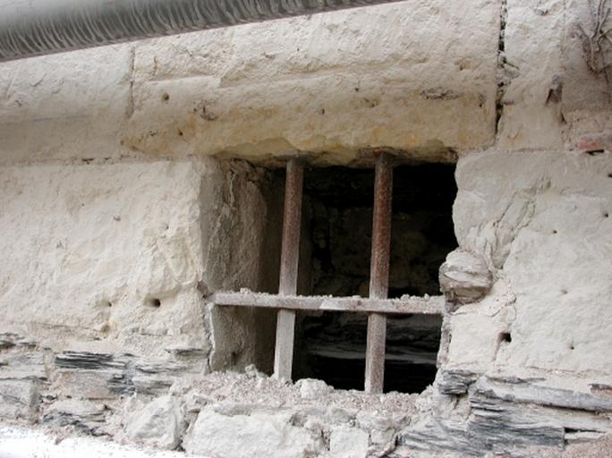 Chantier de restauration, 23 déc. 2001. Façade est sur jardin : fenêtre de soupirail sous l'arcade gauche (sud) de la loggia.