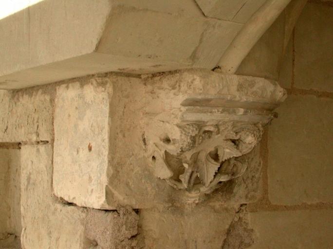 Loggia : dégagement des arcades sur jardin, chantier de restauration, 23 déc. 2001 : chapiteau sud.