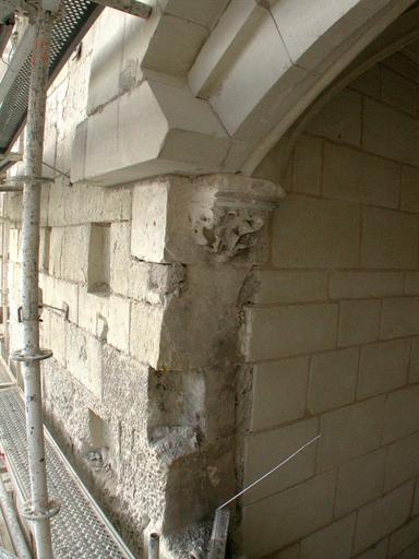 Loggia : dégagement des arcades sur jardin, chantier de restauration, 23 déc. 2001 : parements extérieur et intérieur (neuf, 2001) de part et d'autre du piedroit sud.